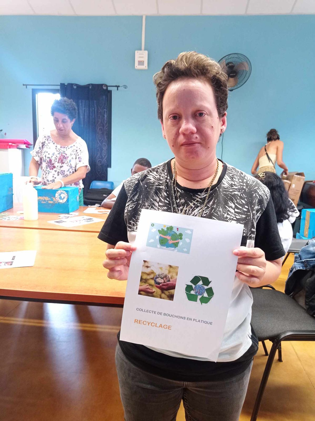 Un résident montre l'affiche du recyclage